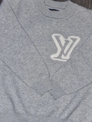 Grå stickad tröja - Storlek S men passar som M. Aldrig använd.