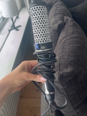 OBH Nordica varmluftsborste svart/silver - Varmluftsborste från OBH Nordica i svart och silver med rund borste och borstpiggar. Handtaget är ergonomiskt och har en sladd för enkel användning. Borsten har metallcylinder och plastdetaljer, perfekt för styling och volym till håret.