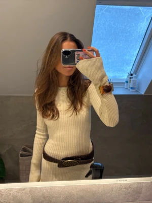 Beige/vit ribbad klänning  - Stickad ribbad kort klänning med vida ärmar 🙌🏼🙌🏼💕💕💕storlek S