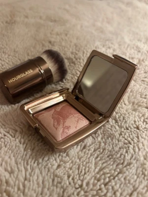 Hourglass kit - Hourglass Retractable Kabuki Brush  &  Mini size/travel size Hourglass Ambient Lightning Blush, Mood Exposure - Soft Plum, 1,3 gram