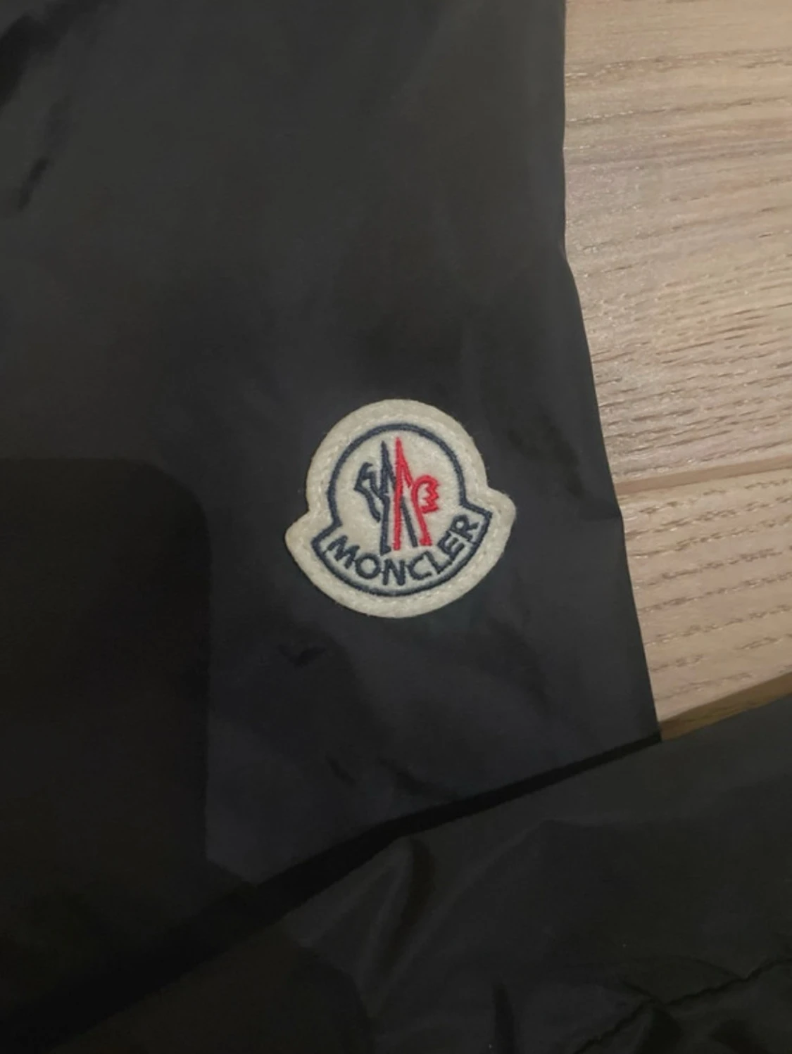 Svart Moncler vindjacka med huva - 1