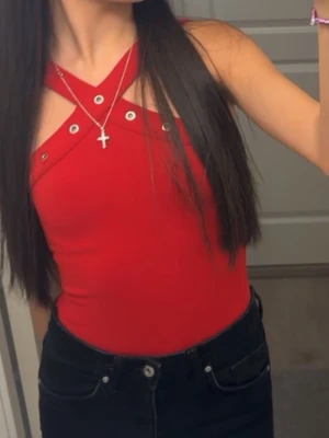 Body från Zara - Röd body från Zara, en knapp saknas därmed sänkt pris