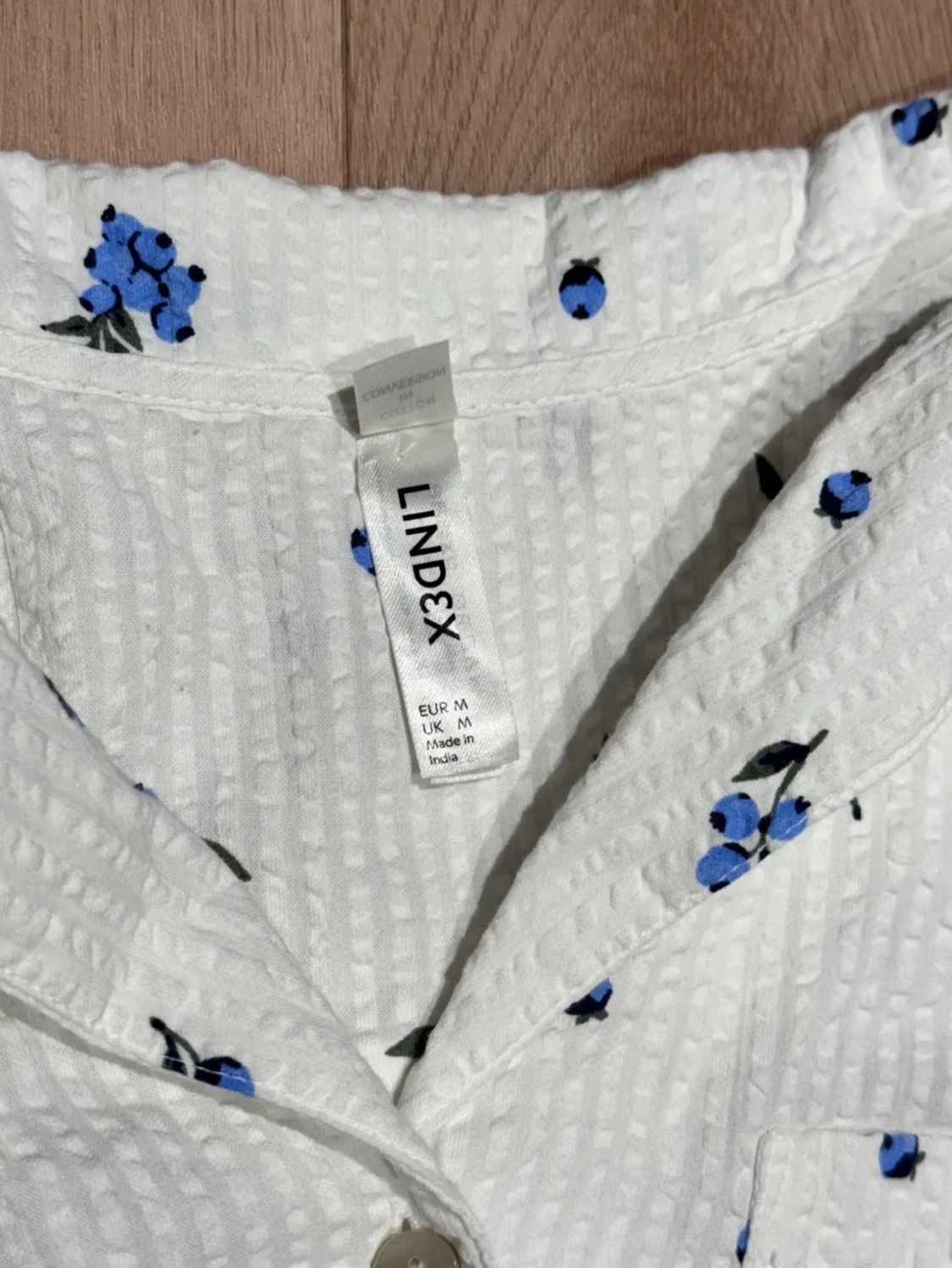 Vit pyjamaströja med blå blommor - 3