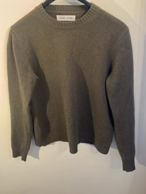 Stickad Samsøe tröja - Tja! Säljer min stickad Samsøe Samsøe tröja! Köpt i butik för 1600kr, säljer för att jag inte använt den alls mycket✅Den passar mellan storlekarna S/M! Vid mer frågor är de bara att höra av sig🫡