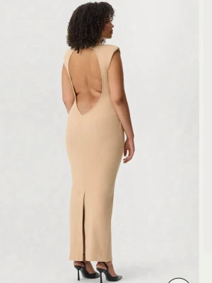 Avora klänning  - Superfin klänning från Avora, aldrig använd! Pris kan diskuteras vid snabb affär