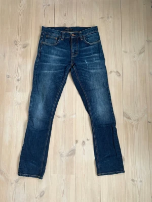 Mörkblå jeans från Nudie Jeans - Säljer ett par Grim Tim jeans från Nudie Jeans i använt skick ( . Modell: Solid Olle || Skick: 10/10 || Sorlek: W30/L30 ||Passform: Rak/avslappnat || Nypris: 1600       Frågor och funderingar? Hör gärna av dig!