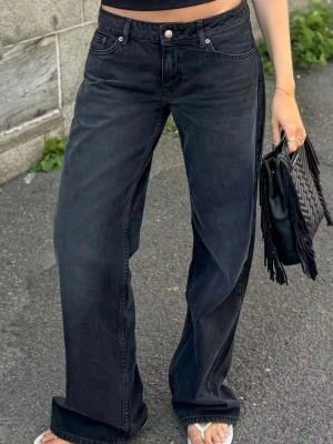 Junkyard svarta jeans - Säljer dessa snygga jeans från Junkyard i modellen Loose Low. Måste tyvärr sälja då de inte passar, använt max 3 gånger därav toppskick!!!❣️