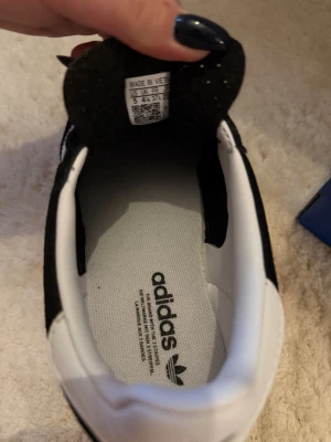 Adidas Gazelle  - Köptes in i tisdags så bara några dagar gamla, dem är tyvärr för små för mig, men ändå bekväma och fina skor, använts två gånger ute bara så inga slitage och fortfarande i nytt skick. Nypris 1100