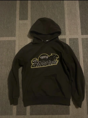 Svart Trapstar Shooters hoodie - Säljer en svart hoodie från Trapstar OBS R€P priset är inte hugget i sten 🪨!