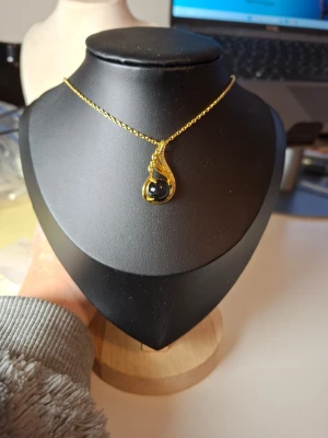 Guldigt halsband med svart pärla - Fler fina accessoarer finns på min profil 💍  More exquisite accessories on my profile listings.