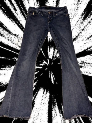 äkta true religions i storlek 29 - äkta true religions köpt från carlings. modell: joey, low rise flare. har inte använts så mycket pga min egna preferens i färg. skriv gärna om intresserad 🙏