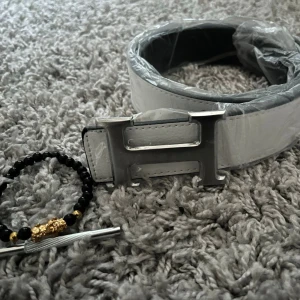 Vitt H bälte - Säljer mitt herrmes bälte 115cm helt nytt. Armband ingår. Hör av er vid frågor och funderingar 