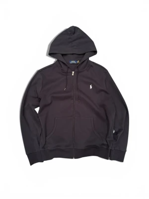 Navy zip hoodie från Polo Ralph Lauren - Snygg navy zip hoodie från Polo Ralph Lauren med dragkedja framtill och klassisk vit logga broderad på bröstet. Hoodien har huva med dragsko och två stora fickor framtill. Tillverkad i mjukt bomullsmaterial för skön känsla.