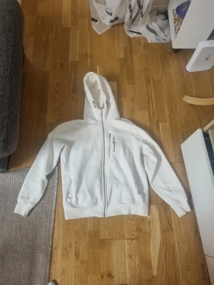 Sailracing bowman zip hoodie vit - Ingen problem alls helt felfritt hoodie, bara några fläckar som går att tvätta bort. Rökfritt och djurfritt hus  Fraktas samma dag vid köp  Behöver rensa ut garderoben och hoppas att någon annan kan få lika mycket glädje av denna fantastiska tröjan. Därför säljs den för detta billiga pris.