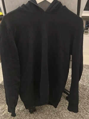 Oscar Jacobson Hoodie - Mörkblå hoodie från Oscar Jacobson i kashmir. Köpt i butik i Täby centrum. Skriv angående frågor eller prisförslag. 