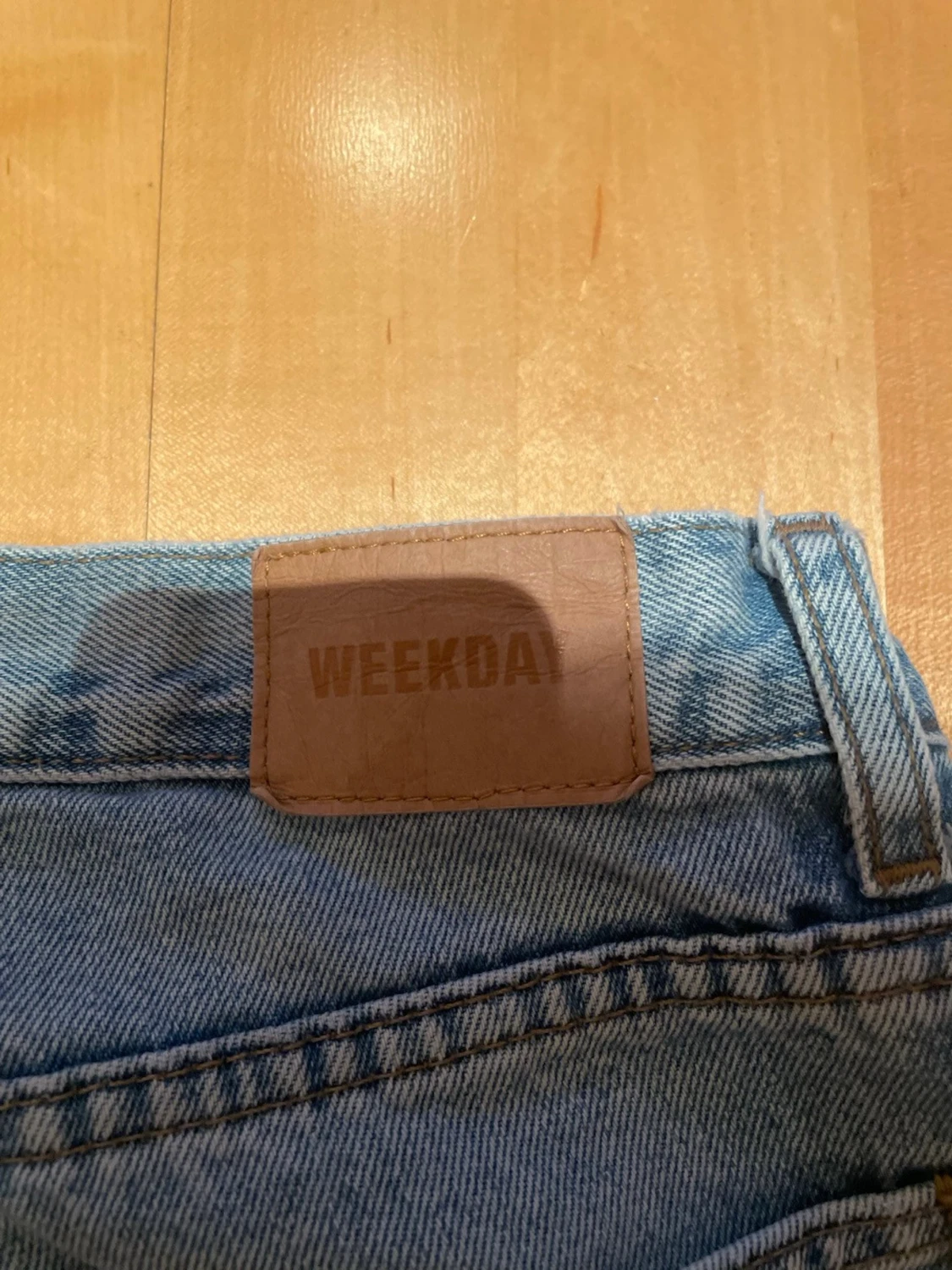 Ljusblå raka jeans från weekday - 4