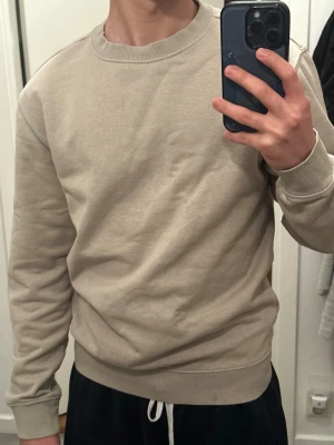 Beige sweatshirt från Weekday - sweatshirt från Weekday med rund halsringning. 