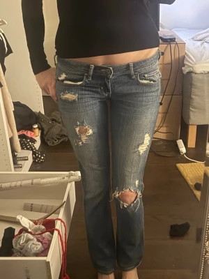 Hollister low waisted jeans  - Lågmidjade jeans från hollister, köptes i en goodwill i usa. storlek 26, har storlek 29 normalvis o de passar mig men är väldigt tajta. Midjemått: 36-37 cm (tvärs över) innerbenet: 77 cm, står de är skinny men skulle säga de är mer straight, kan göras om till bootcut om man vill 