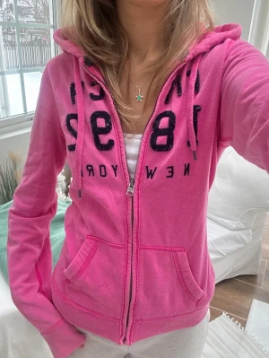 Abercrombie & fitch zip  - En zip från Abercrombie & fitch i storlek M. Något urtvättad/fläckar, därav pris. Jag fraktar inom 24h, frakt med PostNord prioriteras. Se liknande plagg i min profil!