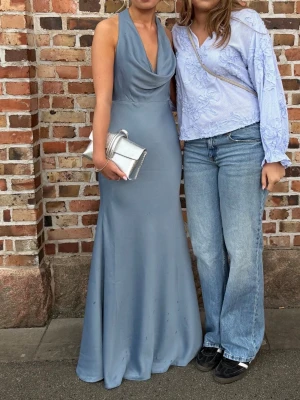 Balklänning ASOS  - Jättefin klänning från asos. Storlek 36, passar perfekt som balklänning 🙌🏻 nypris 1569kr, säljer för 1000kr. Har små skavanker såsom liten reva där nere men som knappt syns 