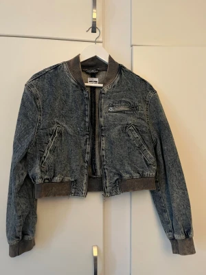 Jeansjacka  - Snyggaste jeansjackan till våren/sommaren!! 