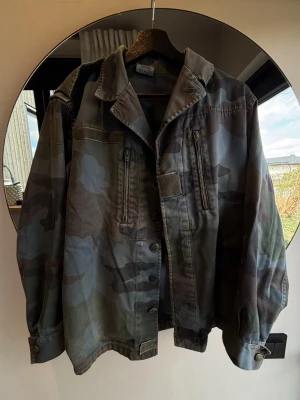 quatre filles jacka  - Super snygg camo jacka till våren i väldigt bra skick! Nypris: 2500kr 