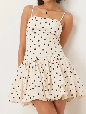 Prickig klänning - Säljer denna otroliga prickiga klänningen perfekt för sommaren! Endast använd 1 gång