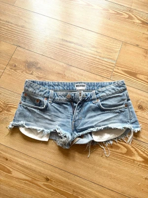Jeans shorts från weekday - Säljer mina populära jeans shorts från weekday då dom tyvärr blivit lite försmå, helt slutsålda överallt! Storlek s/36 W27! midjemått 40 rakt över om jag mätt rätt❤️ 