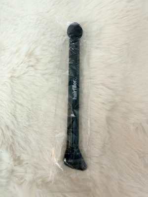 Hairfiller Concealer Brush - Ny och oanvänd - Ena änden: Mjuk svampapplikator för precis applicering av hårpuder/concealer. Andra änden: Borste för att snyggt tona ut produkten för ett naturligt resultat.