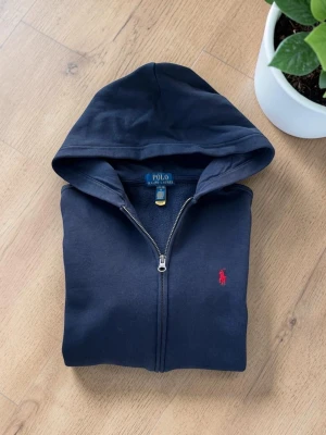 Marinblå Ralph Lauren zip hoodie  - Fint skick! Passar ca 160 cm Hör av dig vid frågor!