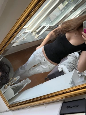 Svart croppad t-shirt! - Säljer en svart croppad t-shirt med korta ärmar. T-shirten har en tight passform och är perfekt för dig som gillar en enkel look som passar till allt.Materialet är mjukt och stretchigt💞