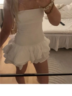 Zara klänning - Fin zara klänning som är puffig nedtill 