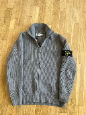 Stone Island cardigan - Jätte fin stone Island cardigan 100% äkta med kvitto och helt ny den passade bara inte mig 