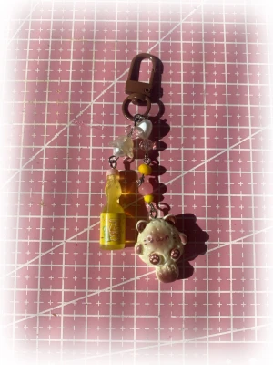 Nyckelring - 100% handgjord av mig! Snälla kontakta innan du trycker på köp nu, ifall de redan har blivit såld på en annan app🫶🏼 #trinket #y2k #alt #emo #goth #anime #kpop #scene #whimsical #fairy #fairycore #fairygrunge #kawaii #coquette #sanrio #juminocore #shoujo #swag #mlp #mylittlepony #bluelock #saikik #demonslayer #naruto #jujutsukaisen #jjk #sommar #grunge #chic #scene #gyaru  