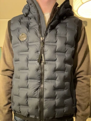 Colmar väst med luva  - Använd fåtal gånger i princip helt ny | Köpt för 4 tusen | I storlek 48 vilket motsvarar M | Finns ett mycket litet hål på insidan (kolla bild 3 & 4), därav priset | Skriv om minsta funderingar | 