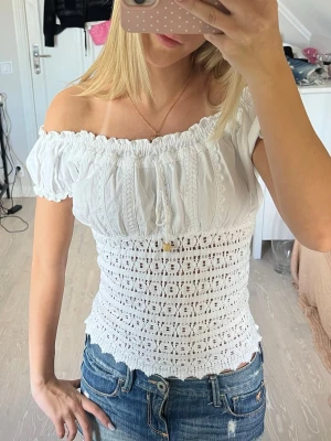 Topp - Så fin virkad topp från tumi💞Ena bandet saknar en pärla men annars perfekt, använd en gång🍒Det står storlek M men passar mer S-Xs