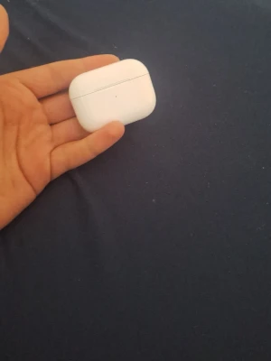  AirPods    - Säljer ett par vita  AirPods  med trådlöst laddningsetui. Hörlurarna har en stilren och kompakt design i blank plast och passar perfekt i fickan. Grym ljudkvalitet och brusreducering för dig som vill ha maxat ljud på språng.