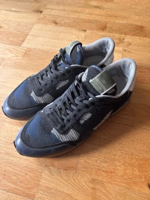 Valentino rockrunners - Snygga valentino rockrunners i bra skick, funkar perfekt under vintern. Skorna är i storlek 44.