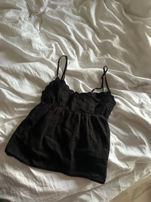 Svart sommartopp från Zara - En fin gullig sommartopp från Zara med broderier på bröstet. Tröjan är aldrig använd då jag inte haft något tillfälle att ha den på.