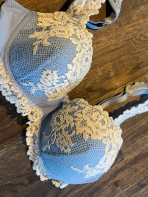 Intimissimi bh - Jätte fin bh från intimissimi utan inlägg, storleken är oklar då lappen är avklippt🩷 säljer då den är för liten för mig!!💕