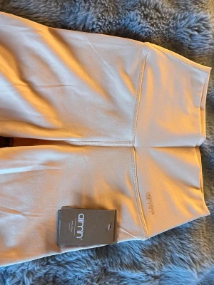 Aim’n shorts  - Träningsshorts från aim’n i en jättefin coral färg i storlek S. Aldrig använda!