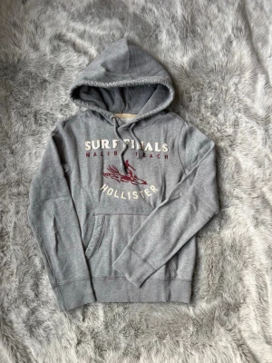 Hollister hoodie - Säljer denna sällsynta och mycket eftertraktade Hollister hoodie | Storlek S | Skick 9/10 | Vid eventuella frågor hör gärna av dig och erbjuder bra pris vid köp av bundle 😁✅