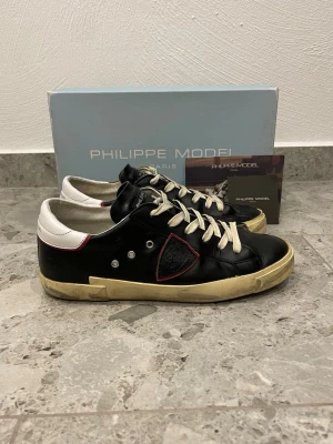 Philippe Model Sneakers - Philippe Model sneakers || Storlek 40 || Skorna är i mycket bra skick (se bilder) || Box och Philippe Model kort medföljer vid köp || Tveka inte på att höra av dig vid frågor eller funderingar 