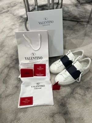 Skor i storlek 44 - Aldrig använda, allt som syns på bilderna följer med vid köp, priset kan självklart diskuteras 