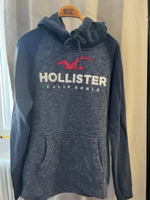 Mörkblå hoodie från Hollister - Mörkblå hoodie från Hollister i storlek M i bra skicka