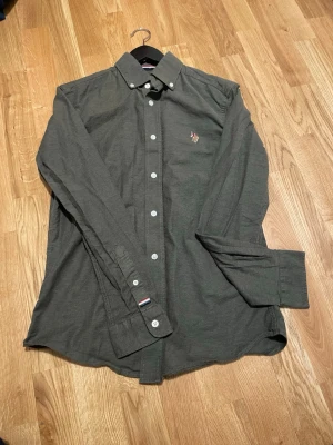 Polo Ralph lauren skjorta  - Säljer en sjysst skjorta till sommaren. Varan är som ny och har inga fel 