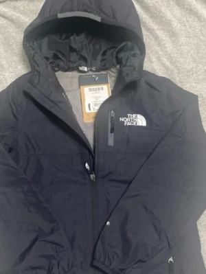 Svart vindjacka The North Face - Säljer min the north face jacka vidare. Kom aldrig till användning så den är nyskick