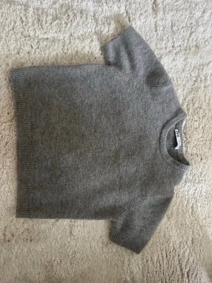 Grå stickad kortärmad tröja  - Grå kortärmad stickad tröja från Zara ganska använd men väldigt bra skick bara lite nopprig 