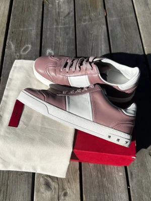 Valentino garavani flycrews rosa vit läder - Skick - mycket bra (se bilder) Storlek 37 men passar 38. KÖPTA FÖR 5500kr! Tveka inte med att ställa frågor 🤝 Postar innom 24 timmar 📦 . 1nit borta.