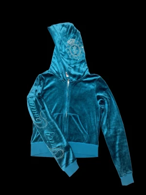 Juicy couture tracksuit sett - Populär vintage turkost juicy couture sett med fina broderade detaljer och rhinestones på tröja och byxa. Man får det som ett sett och det kostar 3000kr i orginalpris. Helt nytt köptes i förra veckan men var snabb på att dra av lappen. Super snyggt trendigt vintage sett. Köp nu💕 både tröja och byxa är i storlek S